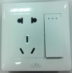 如何将五孔插座与开关和接近传感器连接以实现独立控制